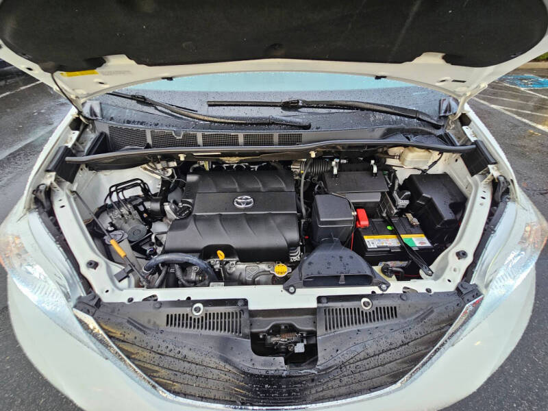 2012 Toyota Sienna LE 7-Passenger