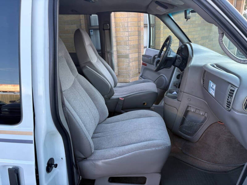 2003 GMC Safari SLT