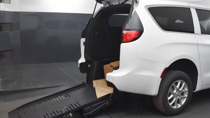 2025 Chrysler Voyager LX's photo