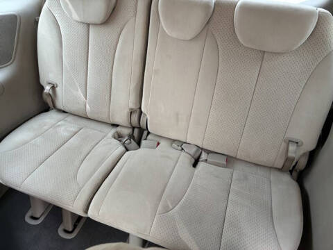 2008 Hyundai Entourage GLS