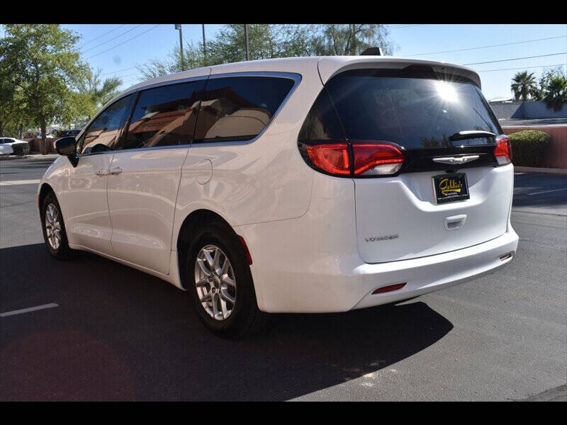 2022 Chrysler Voyager LX