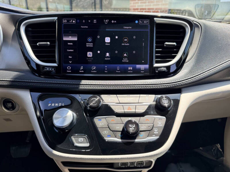 2024 Chrysler Pacifica Plug-In Hybrid Select
