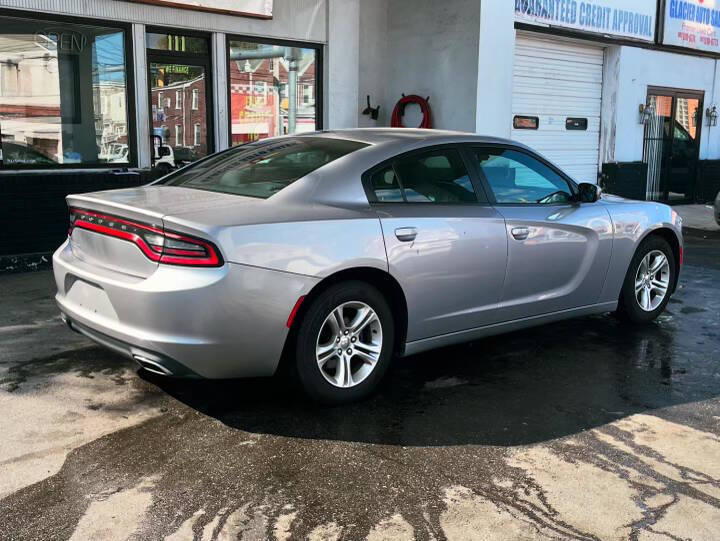 Image 2 of 2016 Dodge Charger SE