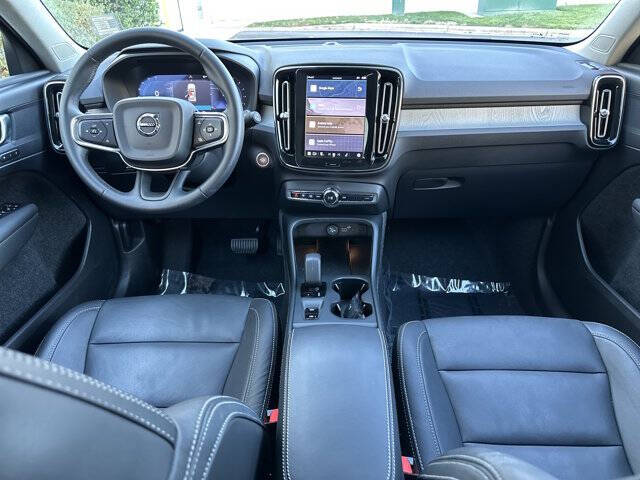 2025 Volvo XC40 B5 Core Bright Theme