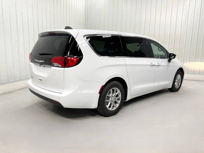 2027 Chrysler Pacifica LX