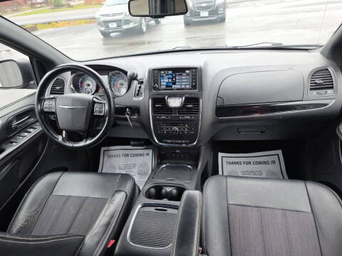 2016 Chrysler Town and Country S