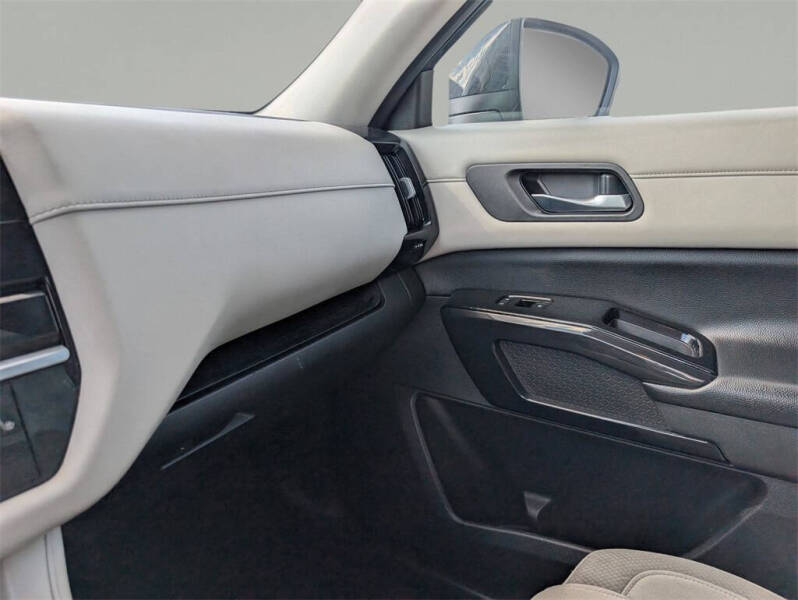 2022 Nissan Pathfinder SV