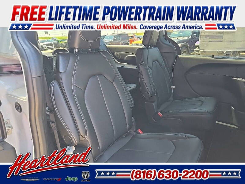 2027 Chrysler Pacifica Select