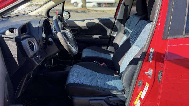 2012 Toyota Yaris 5-Door SE