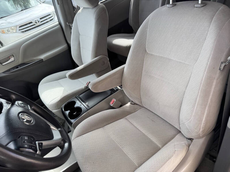 2015 Toyota Sienna LE Mobility 7-Passenger