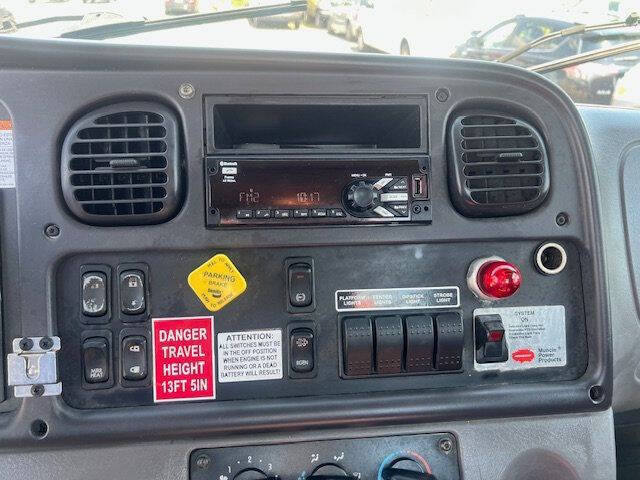 2015 Freightliner M2 106