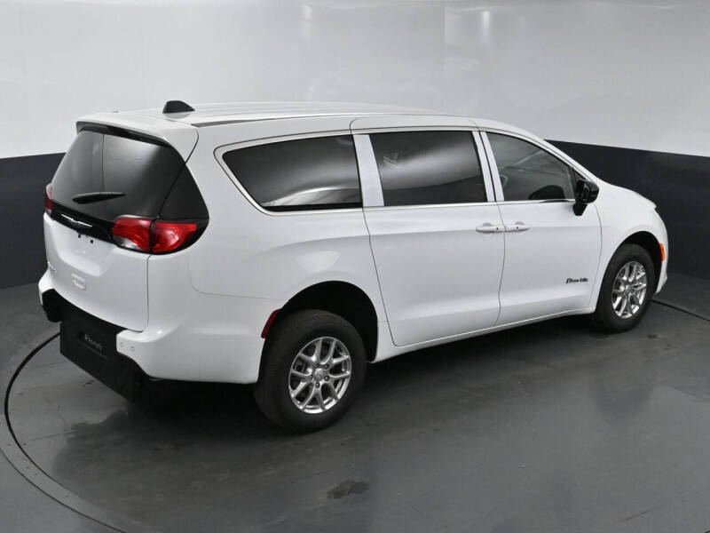 2025 Chrysler Voyager LX