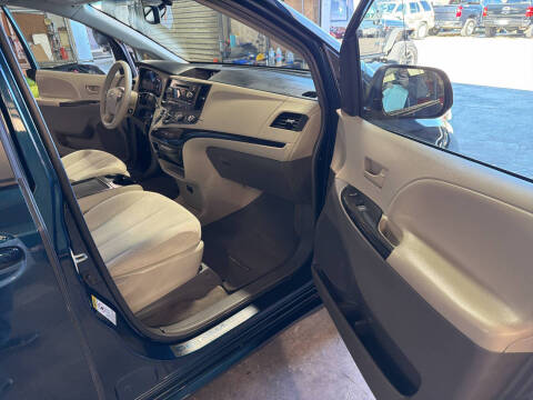 2012 Toyota Sienna LE 8-Passenger