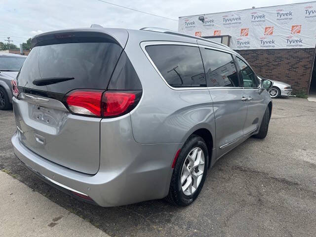 2017 Chrysler Pacifica Touring-L Plus