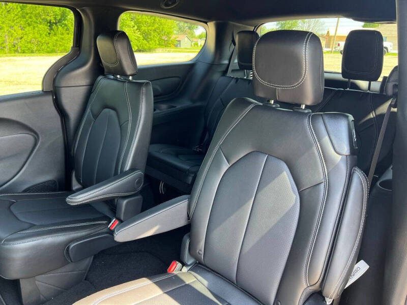 2027 Chrysler Pacifica Select