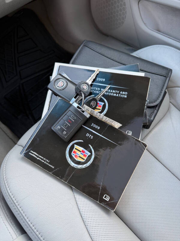 2009 Cadillac DTS Luxury 6-Passenger