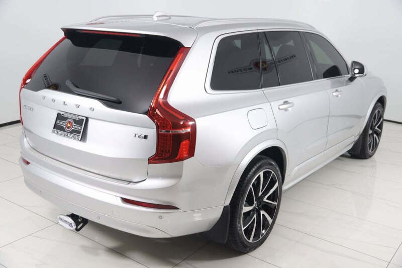 2022 Volvo XC90 T6 Momentum 7-Passenger