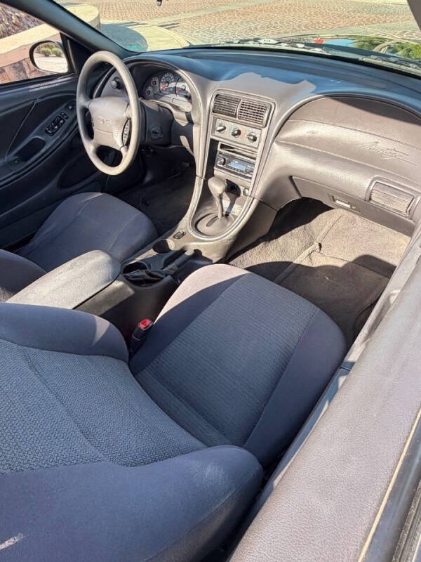 2004 Ford Mustang Deluxe