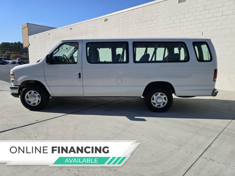 2013 Ford E-Series Econoline Wagon XLT photo 2