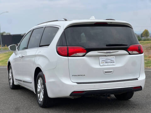 2017 Chrysler Pacifica Touring-L Plus