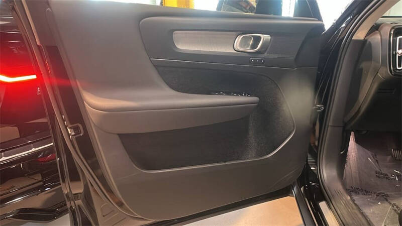 2025 Volvo XC40 B5 Plus Bright Theme