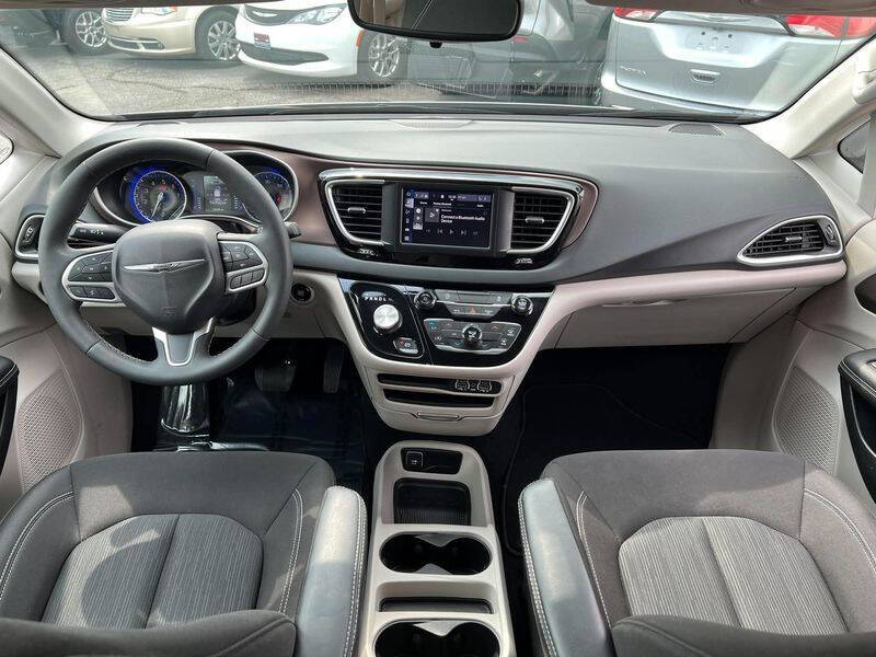 2024 Chrysler Voyager LX
