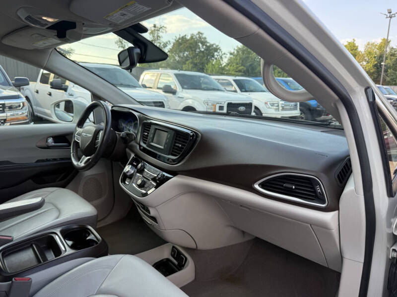 2017 Chrysler Pacifica Touring-L