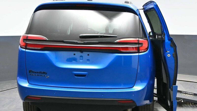 2026 Chrysler Pacifica Select