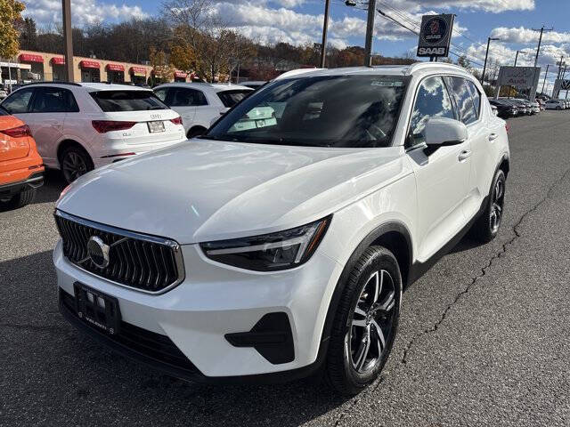 2025 Volvo XC40 B5 Core Bright Theme