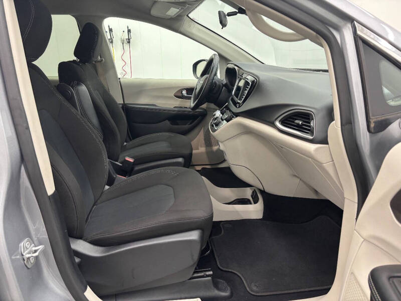 2021 Chrysler Voyager LX