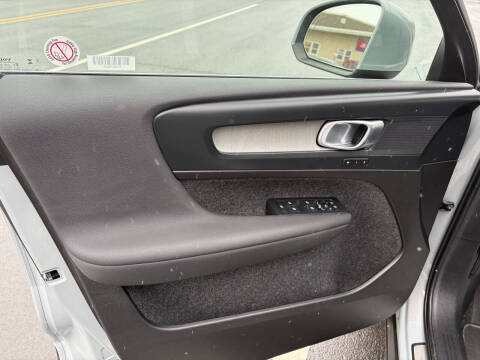 2025 Volvo XC40 B5 Plus Bright Theme