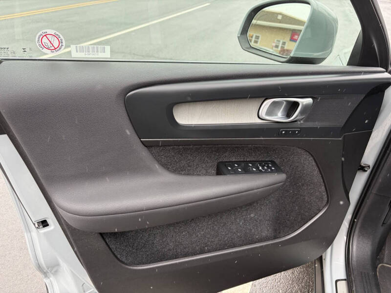 2025 Volvo XC40 B5 Plus Bright Theme