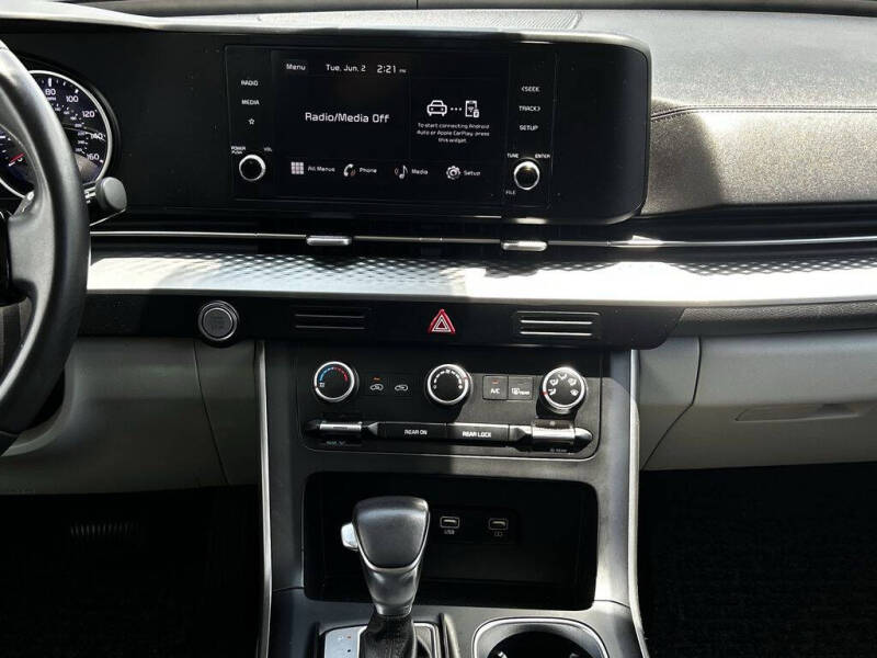 2023 Kia Carnival LX