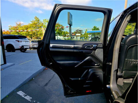 2017 Porsche Cayenne Platinum Edition