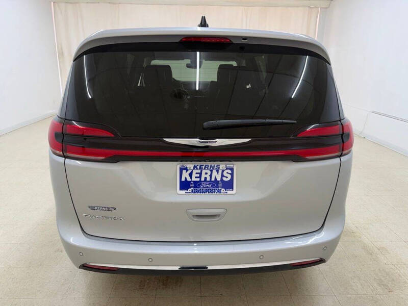 2024 Chrysler Pacifica Touring L - Photo 4