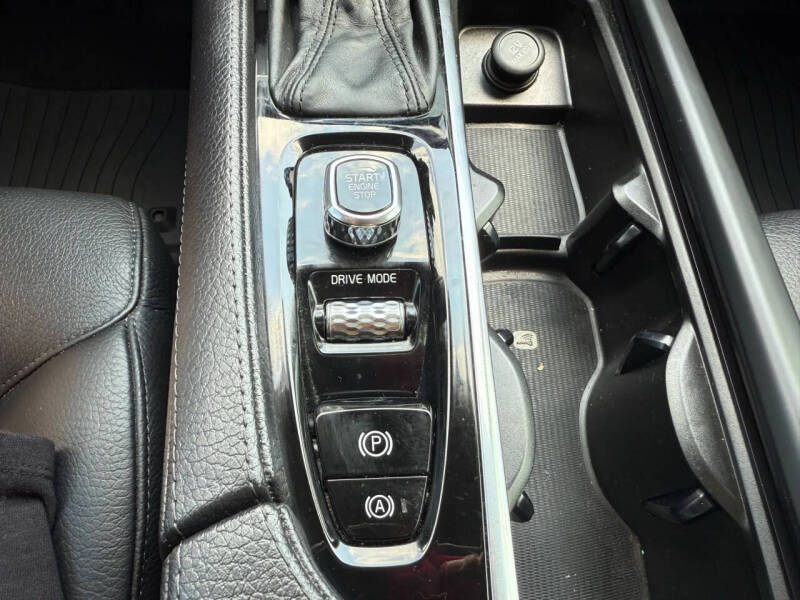 2020 Volvo XC90 T6 Momentum 6-Passenger