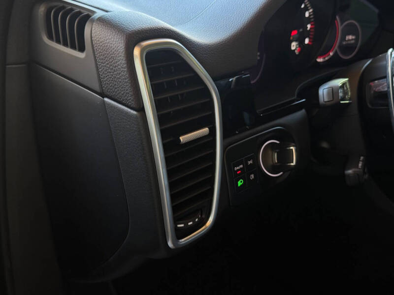 2023 Porsche Cayenne Coupe Platinum Edition