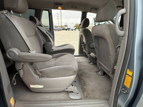 2004 Toyota Sienna CE 8 Passenger
