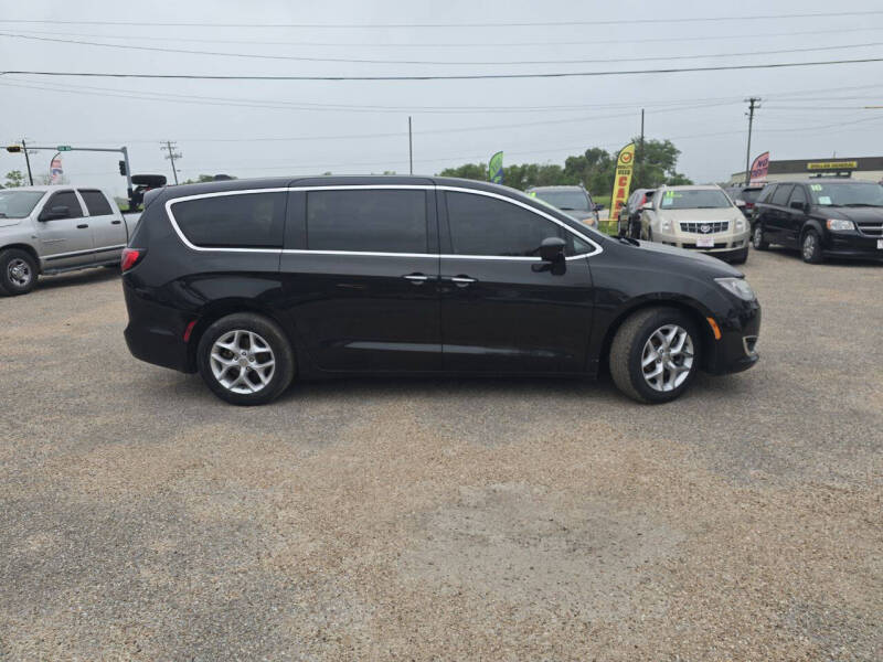 2018 Chrysler Pacifica Touring Plus's photo