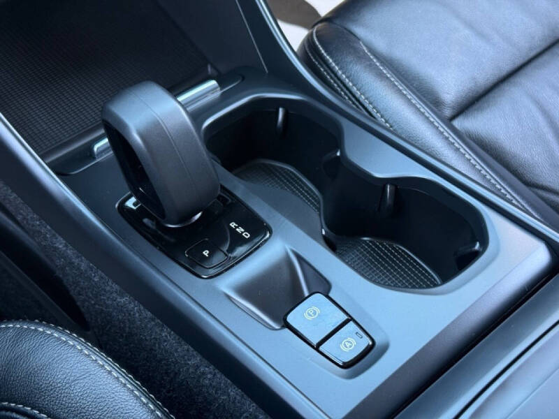 2022 Volvo XC40 T5 Momentum