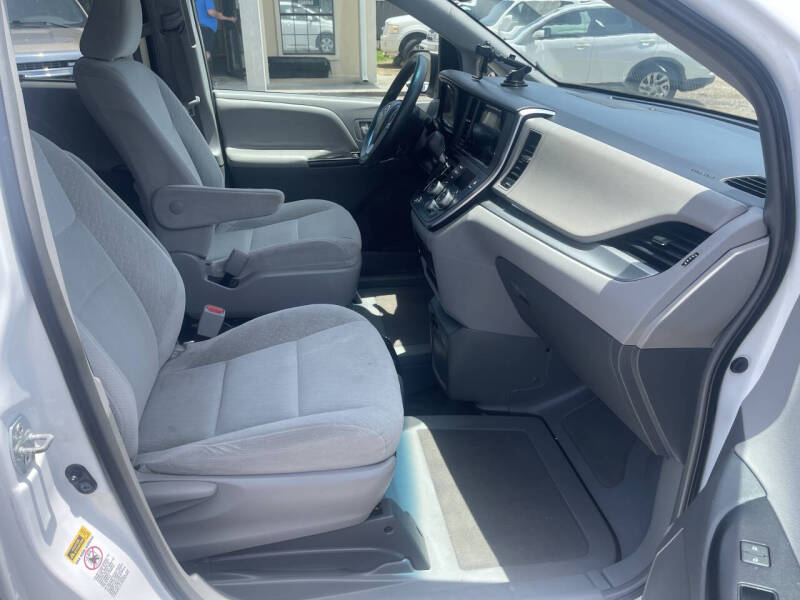 2015 Toyota Sienna LE Mobility 7-Passenger