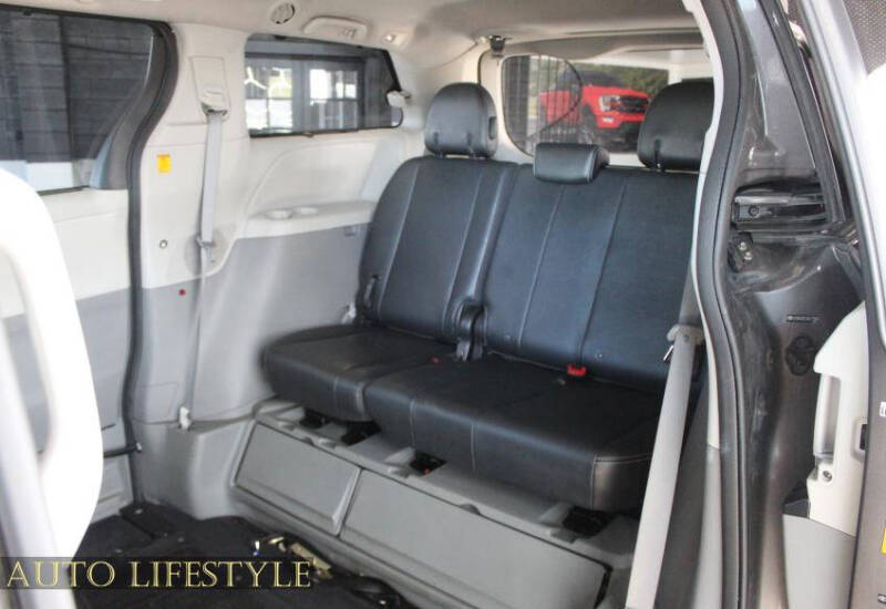 2013 Toyota Sienna SE 8-Passenger