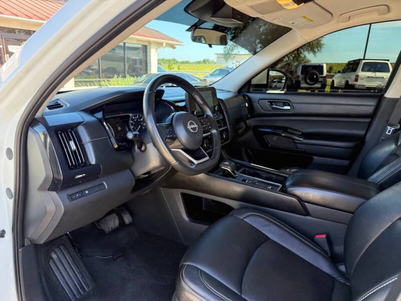 2022 Nissan Pathfinder SV