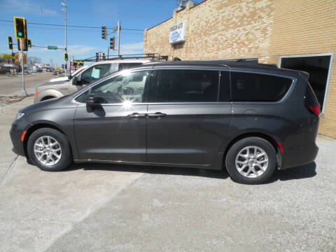 2022 Chrysler Pacifica for sale at Kingdom Auto Centers in Litchfield IL