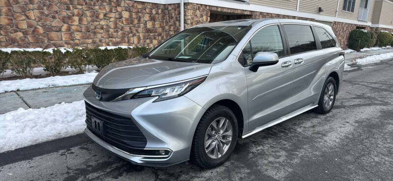 2023 Toyota Sienna XLE's photo