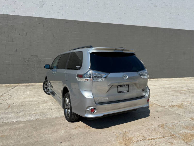 2016 Toyota Sienna SE 8-Passenger
