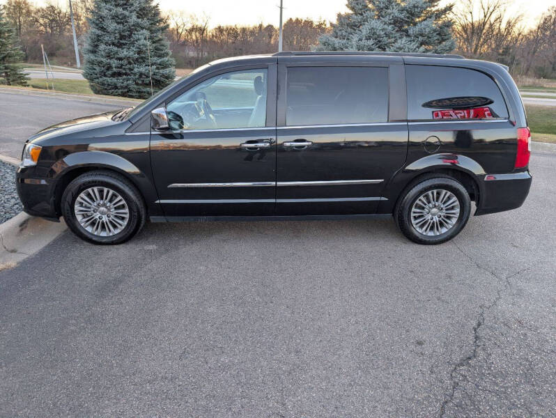 2016 Chrysler Town and Country Touring-L Anniversary Edition