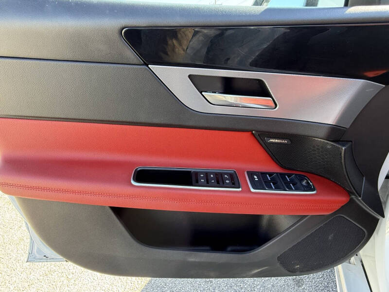 2016 Jaguar XF R-Sport