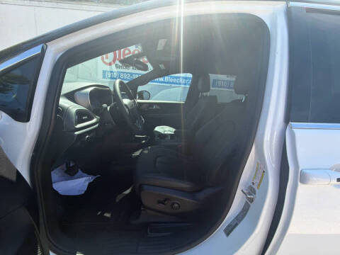 2027 Chrysler Pacifica Select