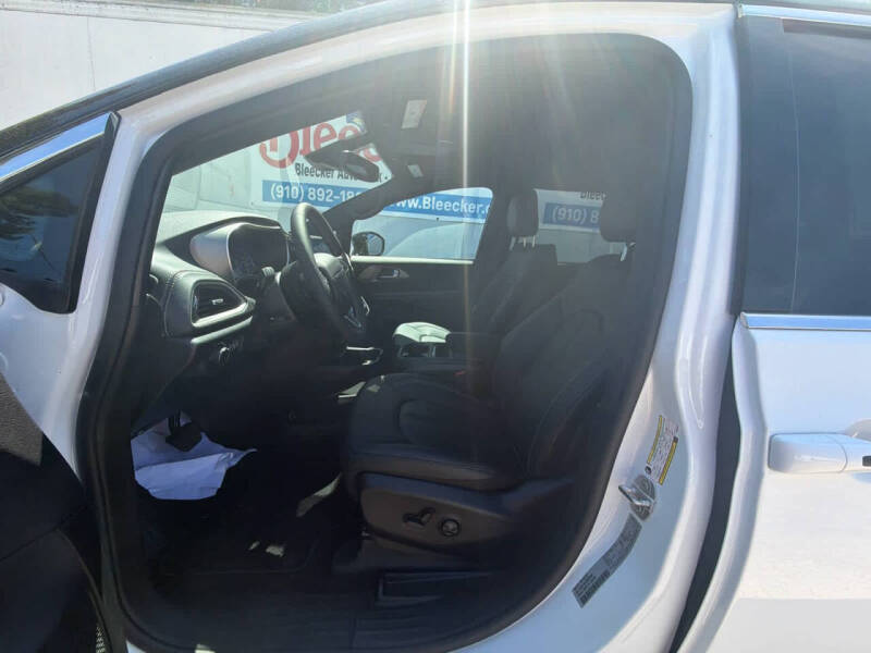 2027 Chrysler Pacifica Select